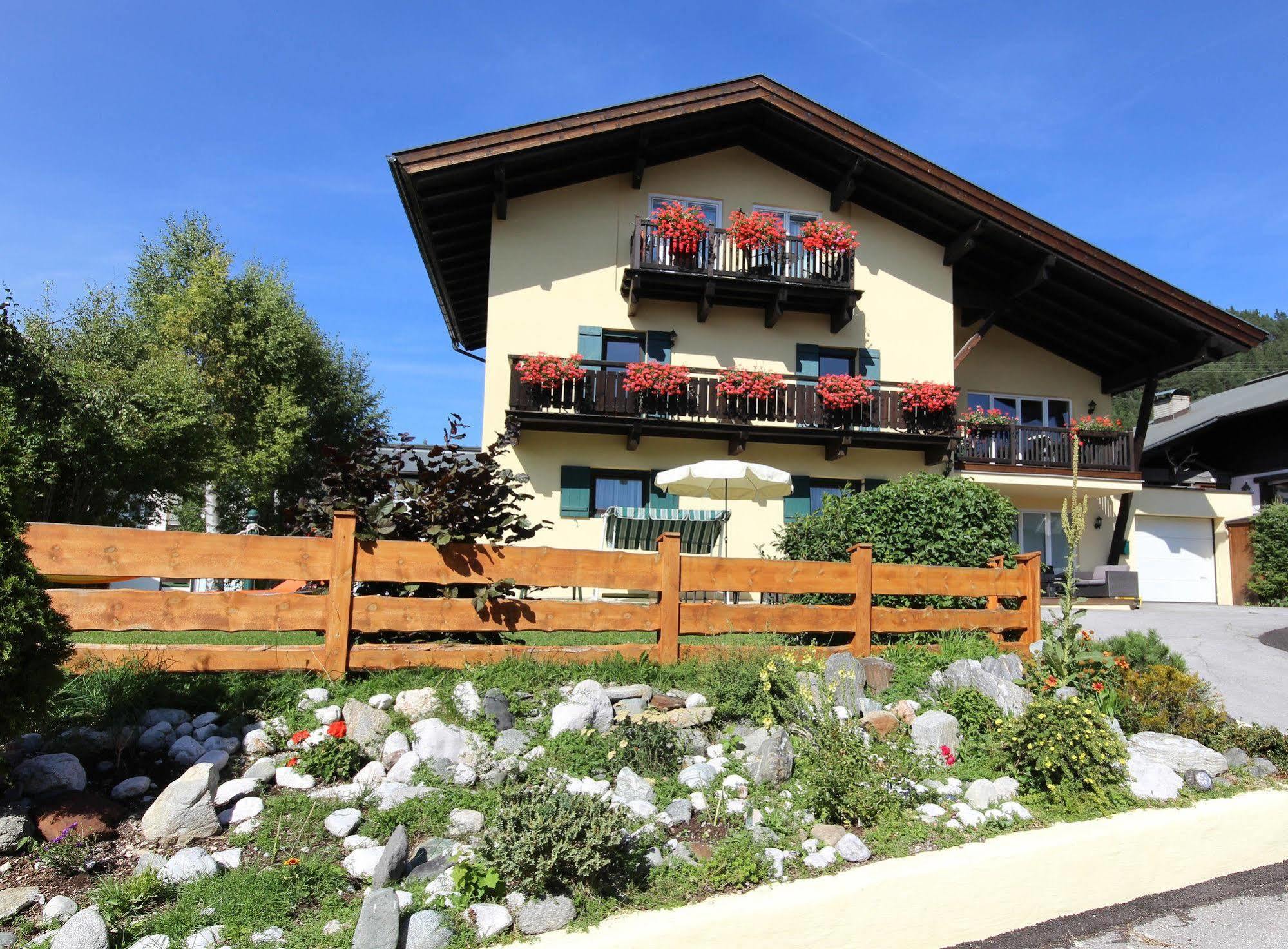 Alpenlandhaus Menardi เซเฟลด์ อิน ทิโรล ภายนอก รูปภาพ